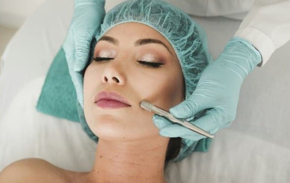Tratamiento de hidratación facial en una clínica estética