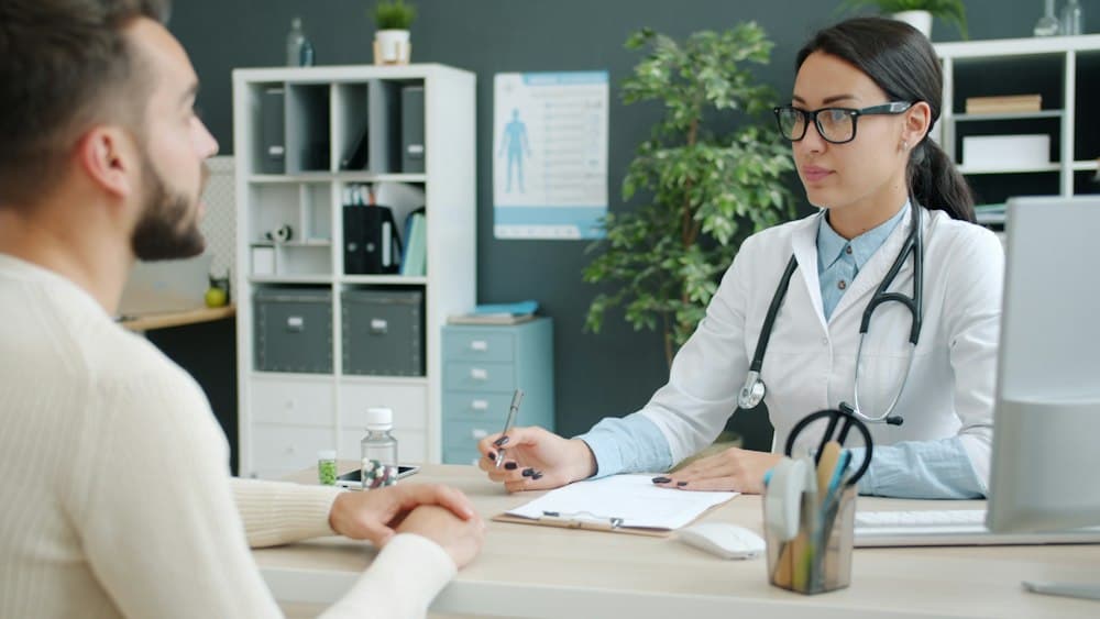 Doctora atendiendo a un paciente en su consultorio